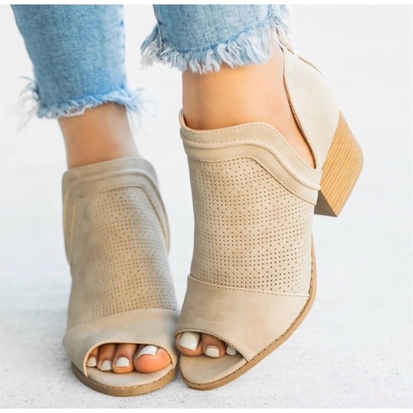 beachlover420 Shoes - 💥SALE💥 TAN Cut Out Vegan Leather Booties